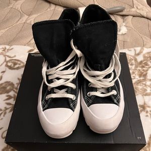 Black Platform Converse Tennis Shoes. Very good Condition. Size 7.